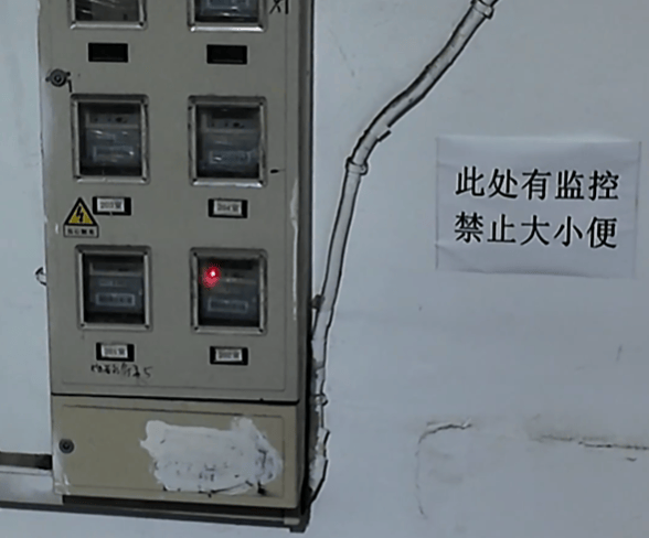 上海有外卖员在楼道看着监控继续尿尿！居民苦不堪言：第二天味道就上来了