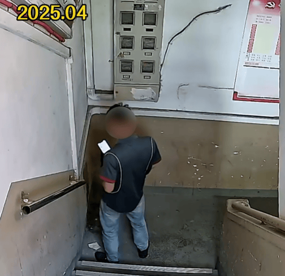 上海有外卖员在楼道看着监控继续尿尿!居民苦不堪言:第二天味道就上来了