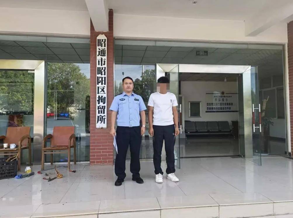 男子驾车别停他人亮出“警察证”，案情里有三个谜团