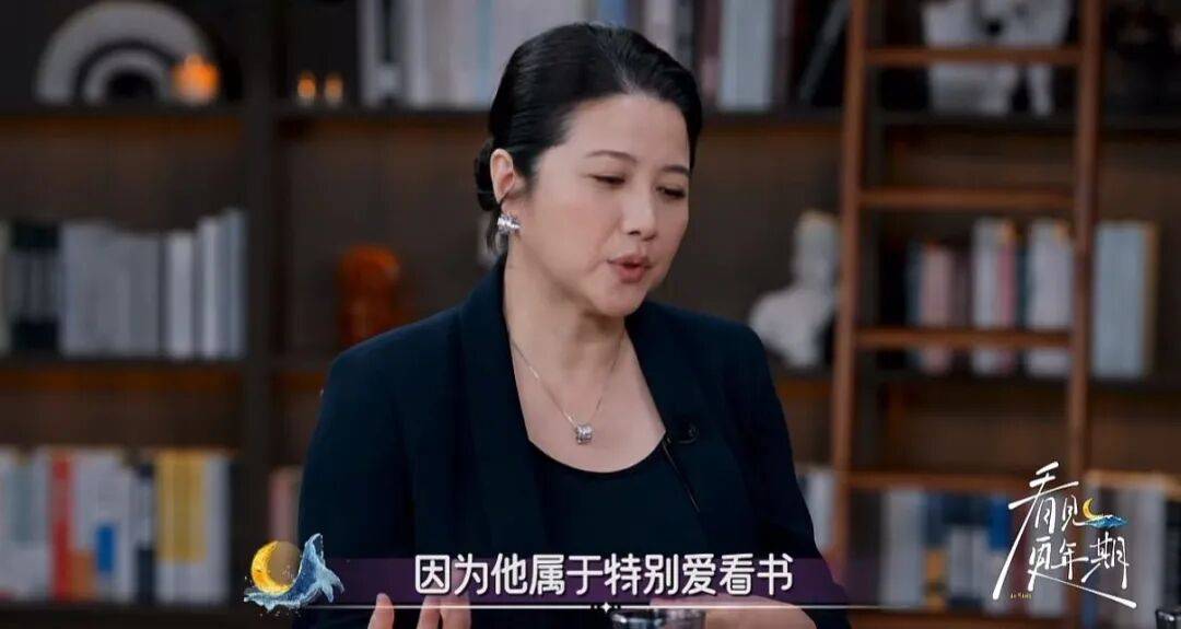 52岁影后颜丙燕公开小20岁男友:他知道我将步入更年期,已甜蜜相恋5年,两人出门必须手拉手