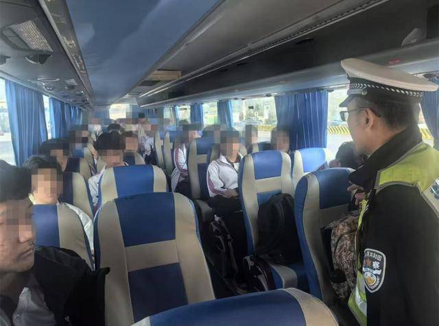 大客车突发故障抛锚高速，交警及时救助除隐患