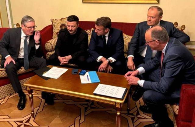 普京拒绝后，特朗普叫停普特会！12国倒戈，泽连斯基决定停火？