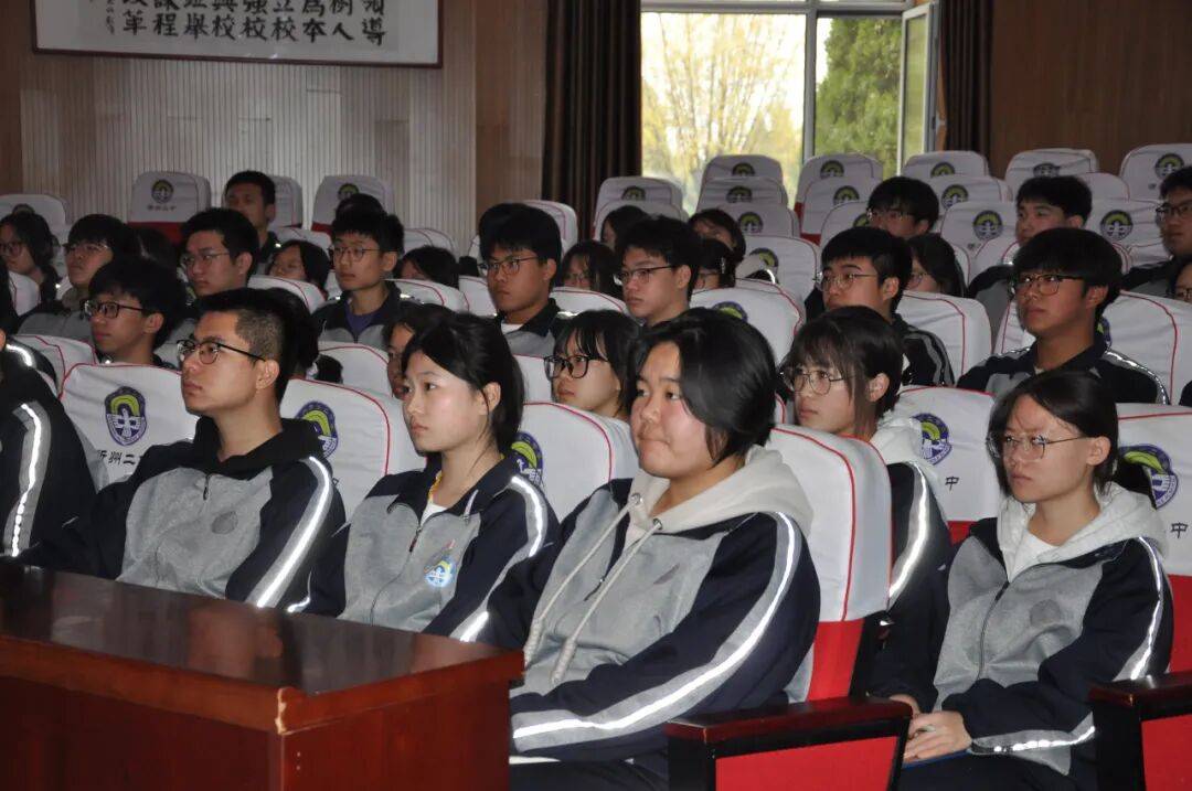 护航青春成长——忻府区副区长刘燕走进忻州二中调研指导心理健康第二课堂