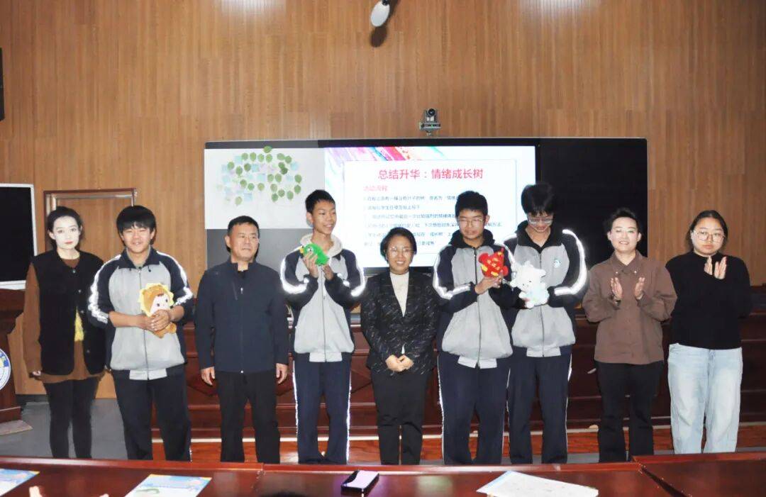 护航青春成长——忻府区副区长刘燕走进忻州二中调研指导心理健康第二课堂