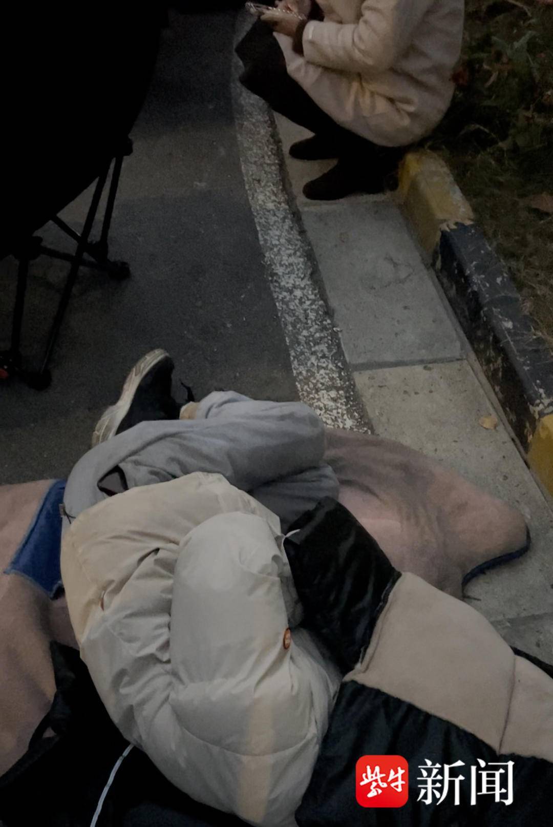 南京市民裹被子彻夜排队“抢”电动车牌 ！啥情况？记者凌晨探访上牌点——