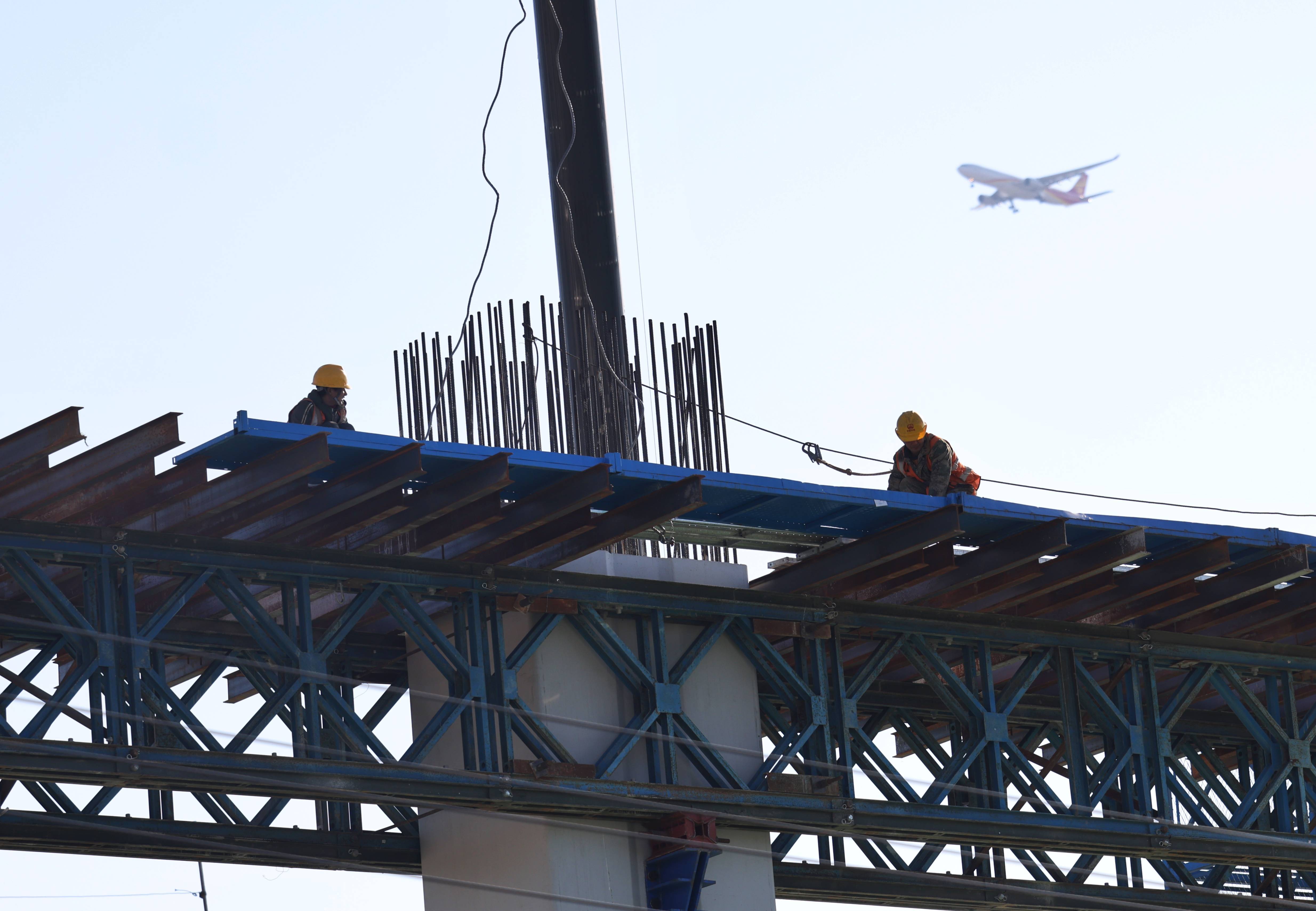 新闻8点见丨中方严肃敦促日方收回错误言论；商务部回应安世半导体相关问题